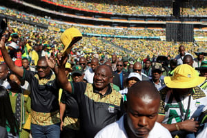 Le président du Congrès national africain (ANC), Cyril Ramaphosa, salue ses partisans pour son dernier meeting de campagne à Johannesburg, le 25 mai 2024. © Alaister Russell/REUTERS