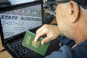 Un ressortissant marocain montre son passeport, en septembre 2021, lors d’une demande de visa Schengen. © Photo by FADEL SENNA / AFP