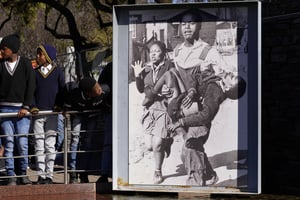 Des enfants en uniforme scolaire observent l’image emblématique prise par le photographe Sam Nzima, exposée au mémorial Hector Pieterson à Soweto, en Afrique du Sud, le vendredi 16 juin 2023, alors que le pays célèbre la Journée de la jeunesse. Cette journée est célébrée chaque année en souvenir du soulèvement de 1976, lorsque les élèves ont protesté contre l’utilisation de l’afrikaans comme langue officielle d’enseignement dans les écoles de Johannesburg. © Themba Hadebe/AP/SIPA