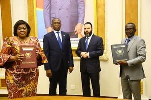 L’homme d’affaires israélien, Dan Gertler, signe un accord à l’amiable avec le gouvernement congolais afin de mettre fin au contentieux judiciaire qui les opposait à Kinshasa, le 24 février 2022.