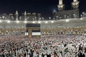 Des musulmans récitent le Coran et tournent autour de la Kaaba pour accomplir le pèlerinage du Hajj à La Mecque © Lokman Akkaya/Anadolu via AFP