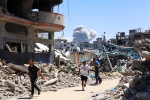 Fumées dans la banlieue est de la ville de Gaza, à la suite d’un bombardement de l’armée israélienne, le 22 juin 2024. © Omar Al-Qataa / AFP