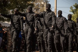 Des membres des forces de police malienne lors d’un défilé devant les autorités de la transition, en janvier 2022 (illustration). © FLORENT VERGNES / AFP