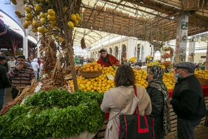 À Tunis, ici au marché central, l’élection présidentielle est l’un des sujets de conversation. © Yassine Gaidi / Anadolu / Anadolu via AFP