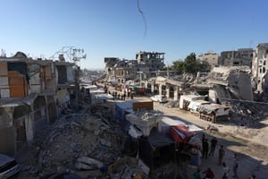 Marché de fortune installé le long d’une rue dévastée par les bombardements israéliens dans la ville de Bani Suhayla près de Khan Younès, le 17 juillet 2024. © Bashar TALEB / AFP