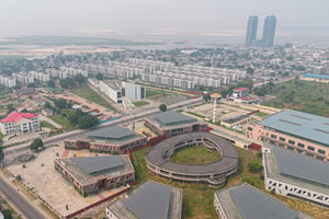 Vue aérienne, le 24 juin 2024, du quartier brazzavillois de Mpila presque entièrement reconstruit : depuis le Brazza Mall, au premier plan, en passant par la mairie d’arrondissement (toit rouge), le futur musée national et des immeubles d’habitation, jusqu’aux tours jumelles, au bord du fleuve Congo. © Jaddy Dacosta pour JA