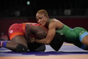 L’Américaine Tamyra Marianna, à gauche, et la Nigériane Blessing Oborududu pendant le combat pour la médaille de bronze de la lutte libre féminine de 68 kg aux Jeux olympiques d’été de 2020 © Aaron Favila/AP/SIPA