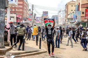 Jeunes Kényans lors d’une manifestation contre les meurtres par la police de protestataires opposés au projet de loi de finances 2024-2025, à Nairobi, le 2 juillet 2024. © Donwilson Odhiambo / ZUMA / SIPA