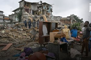 Un habitant expulsé se tient parmi ses biens après la démolition de sa maison dans le village d’Adjame, le 26 juillet 2024 à Abidjan. © Photo Issouf SANOGO / AFP