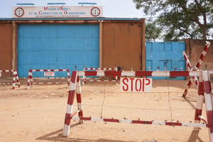 Entrée de la prison centrale (MACO) de Ouagadougou. © Issouf Sanogo / AFP