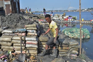 Sacs de sable le long de la côte, bidonville d’Aberdeen Cockle Bay à Freetown, le 30 novembre 2022. © Saidu BAH / AFP