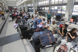 Dans l’aéroport international de Beyrouth, de nombreux voyageurs cherchent à quitter le pays, alors que plusieurs compagnies aériennes ont suspendu leurs liaisons avec le Liban, le 5 août 2024. © AFP