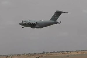 Capture d’écran d’un avion-cargo de l’armée américaine décollant de la base militaire d’Agadez, au Niger, clôturant le retrait de la base, le 5 août 2024. © Stringer / AFP