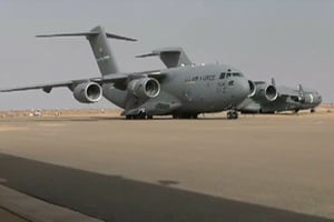 Capture d’écran d’un avion-cargo de l’armée américaine durant le retrait de la base militaire d’Agadez, au Niger, le 5 août 2024. © Stringer / AFP