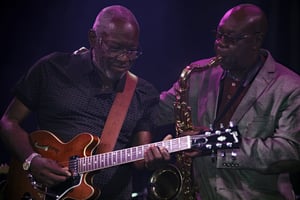 Manu Dibango et Jacob Desvarieux lors de l’anniversaire du saxophoniste au Palace à Paris, le 12 décembre 2018. © Samuel Nja Kwa