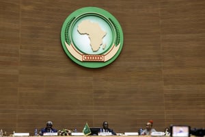 L’actuel président de la Commission de l’Union africaine, Moussa Faki Mahamat, le président du Sénégal d’alors, Macky Sall, et la directrice de la communication de l’UA, Leslie Richer, en février 2022, à Addis-Adeba (Éthiopie). © REUTERS/Tiksa Negeri