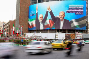 À Téhéran, un énorme panneau d’affichage représentant le président iranien Masoud Pezeshkian (à droite) et le chef du Hamas palestinien Ismail Haniyeh, le 12 août 2024. Vehicles drive past a huge billboard depicting Iranian President Masoud Pezeshkian (R) and slain Palestinian Hamas leader Ismail Haniyeh at Tehran’s Valiasr square on August 12, 2024
© ATTA KENARE/AFP