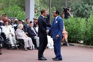 DJ – Emmanuel Macron lors de la ceremonie internationale commemorative du 80eme anniversaire du debarquement en Provence a la necropole nationale de Boulouris Emmanuel Macron et Paul Biya, président du Cameroun © DOMINIQUE JACOVIDES/SIPA