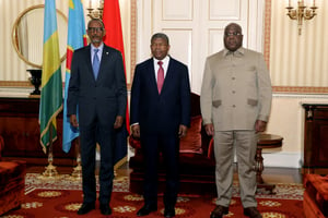 De gauche à droie : Paul Kagame, João Lourenço et Félix Tshisekedi, à Luanda le 6 juillet 2022 (archives). © Rwanda President Paul Kagame (L), Angola President Joao Lourenco (C) and Democratic Republic of Congo President Felix Tshisekedi (R) pose for a photograph in Luanda on July 6, 2022, as they meet for talks after an upsurge in violence in eastern DRC. The Democratic Republic of Congo and Rwanda have agreed to a « de-escalation process » following weeks of rising tensions over rebel fighting in eastern DRC, the Congolese presidency said today after mediated talks.
(Photo by Jorge NSIMBA / AFP)