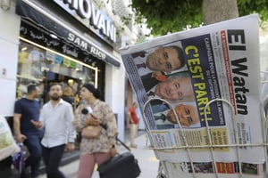 Une du quotidien algérien El Watan dans un kiosque, à Alger, le 15 août 2024, annonçant l’ouverture officielle de la campagne électorale, avec le portrait des trois candidats à la présidentielle du 7 septembre 2024. © Anis Belghoul/AP/SIPA