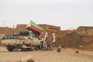 Des combattants du Mouvement national de libération de l’Azawad (MNLA) brandissent leur drapeau à Kidal, le 28 août 2022. © SOULEYMANE AG ANARA/AFP