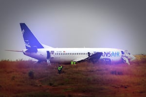 Dans la nuit du 9 mai 2024, un Boeing affrété par Air Sénégal a fait une sortie de piste au décollage. © Montage JA ; Anadolu via AFP