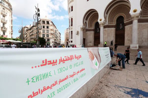 À Alger, le 15 août 2024, banderole rappelant que l’élection présidentielle se tiendra le 7 septembre. © Billel Bensalem/APP/NurPhoto via AFP