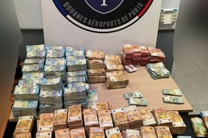 © Plus de deux millions d’euros découverts dans des bagages à l’aéroport Paris Charles-de-Gaulle, une saisie record.