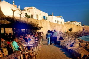 Terrasse de café et promenade du front de mer devant les fortifications de la vielle ville d’Hammamet. © HILIPPE ROY/Aurimages via AFP