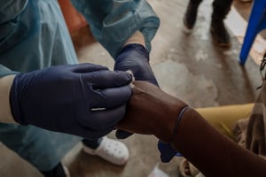 Un agent de santé prélève un échantillon au centre de traitement Mpox de l’hôpital général de référence Nyiragongo, au nord de la ville de Goma en RDC, le 16 août 2024. © GUERCHOM NDEBO / AFP