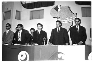 Ferhat Abbas (2e en partant de la droite) lors du congrès de l’Union générale des étudiants musulmans algériens, à Tunis en juillet 1960. © Archives Jeune Afrique