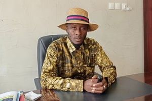 Sékou Jamal Pendessa, journaliste et secrétaire général du Syndicat des professionnels de la presse de Guinée (SPPG), au siège du syndicat, à la Maison de la presse de Conakry, le 29 août 2024. © DR