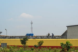 Un policier et un militaire sur un mur de la prison de Makala le 3 septembre 2024.