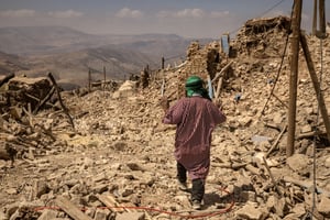 Un survivant du séisme dans le village de Douzrou, dans la province d’El Haouz, le 12 septembre 2023. © FADEL SENNA/AFP