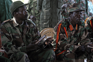 Josph Kony (gauche) au Sud Soudan en novembre 2006. © STUART PRICE / AFP POOL / AFP
