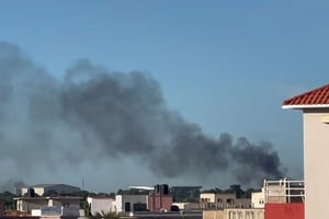 Une colonne de fumée a été observée dans le ciel de Bamako, en direction du quartier Faladié, ce mardi 17 septembre 2024. © AFPTV / AFP