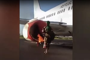 Lors de l’attaque de l’aéroport de Bamako, le 17 septembre 2024, un assaillant met le feu à un réacteur de l’avion présidentiel. © Capture écran d’une vidéo des assaillants