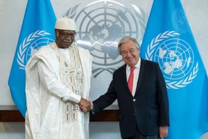 Le secrétaire général  de l’ONU, António Guterres, et l’ancien Premier ministre camerounais Philémon Yang, à l’ouverture de la 79e Assemblée générale des Nations unies à New York, le 10 septembre 2024. © UN Photo/Mark Garten