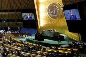 Emmanuel Macron à la tribune, lors de l’assemblée générale des Nations unies, à New York, le 25 septembre 2025. © Ludovic Marin / AFP