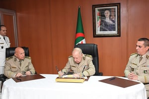 Saïd Chengriha (au centre), chef d’état major de l’Armée nationale populaire, entouré de l’ancien directeur de la DGDSE, M’henna Djebbar, et de son remplaçant à la tête de la DGDSE, le général Moussaoui, le 25 septembre à Alger. © YouTube