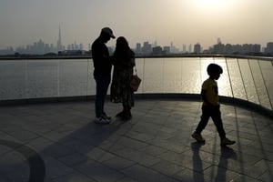Un couple et un enfant sur le pont d’observation du Dubai Creek Harbour, à Dubaï, aux Émirats arabes unis, en juin 2023. © Kamran Jebreili / AP / SIPA