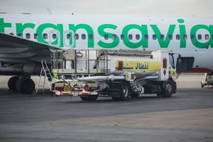 Un appareil de Transavia est approvisionné en carburant sur l’aéroport Mohammed Boudiaf de Constantine, en Algérie. © Adil Benayache/ SIPA