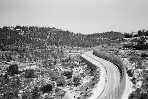 Le mur de séparation érigé par Israël aux alentours de Battir, en Cisjordanie. Sa construction a été reconnue comme illégale par la Cour internationale de justice en 2014. © Lucille Saillant