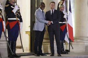 Emmanuel Macron a accueilli le président du Bénin, Patrice Talon, jeudi soir, à l’Élysée, avant l’ouverture du sommet de l’OIF. © Ludovic MARIN / AFP