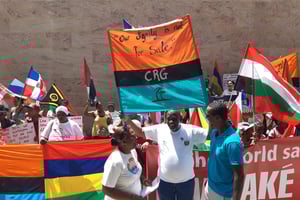 Manifestation contre le non-respect par les Britanniques de l’échéance fixée par les Nations unies pour mettre fin à l’ « occupation illégale » des îles Chagos, à Port Louis, en novembre 2019. © Jean Marc Poche / AFP