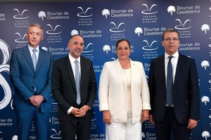 Mohamed Hassan Bensalah (à gauche) et Miriam Bensalah-Cheqroun (au centre), dirigeants du groupe Holmarcom, lors de l’introduction en bourse des Eaux minérales d’Oulmès, en octobre 2023 à Casablanca. © OULMES MAROC