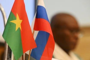 Les drapeaux de la Russie et du Burkina Faso aux Journées économiques du Burkina Faso à Moscou, du 8 au 11octobre 2024. © Ilya Pitalev/SPUTNIK/SIPA