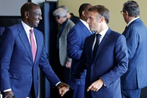 Le président français, Emmanuel Macron (à dr.), et le président kényan, William Ruto, en marge de la 79e session de l’Assemblée générale des Nations unies à New York, le 25 septembre 2024. © LUDOVIC MARIN/AFP