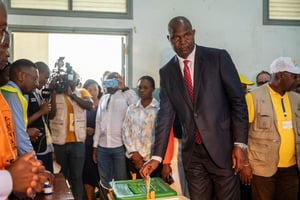 Le candidat présidentiel du Frelimo, Daniel Chapo, dans son bureau de vote d’Inhambane, le 9 octobre 2024. © Mozambique Liberation Front (FRELIMO) Party / AFP