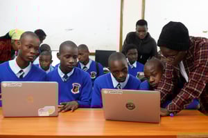 Classe d’informatique à Nairobi. Pour la Banque mondiale, la réforme des systèmes d’éducation a permis d’obtenir des résultats du niveau de revenu par habitant supérieurs aux attentes, notamment au Kenya. © REUTERS/Monicah Mwangi